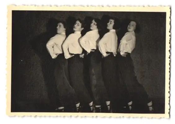 21 Fotografien H. Pogade, Berlin-Neukölln, Ausdruckstanz, Tanzgruppe / Tänzerinnen in verschiedenen Bühnenszenen 11