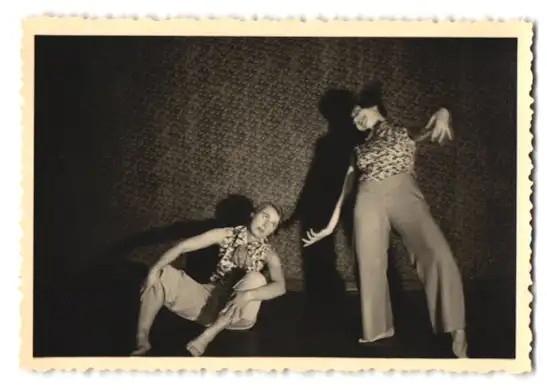 21 Fotografien H. Pogade, Berlin-Neukölln, Ausdruckstanz, Tanzgruppe / Tänzerinnen in verschiedenen Bühnenszenen 12