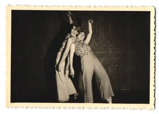 21 Fotografien H. Pogade, Berlin-Neukölln, Ausdruckstanz, Tanzgruppe / Tänzerinnen in verschiedenen Bühnenszenen 13