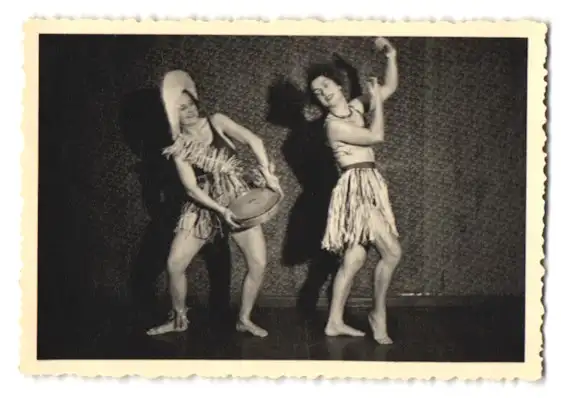 21 Fotografien H. Pogade, Berlin-Neukölln, Ausdruckstanz, Tanzgruppe / Tänzerinnen in verschiedenen Bühnenszenen 14