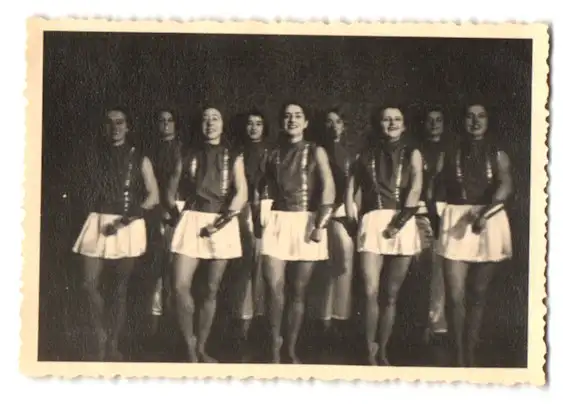 21 Fotografien H. Pogade, Berlin-Neukölln, Ausdruckstanz, Tanzgruppe / Tänzerinnen in verschiedenen Bühnenszenen 15