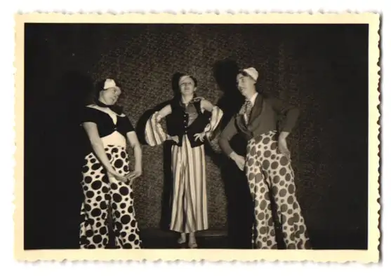 21 Fotografien H. Pogade, Berlin-Neukölln, Ausdruckstanz, Tanzgruppe / Tänzerinnen in verschiedenen Bühnenszenen 16