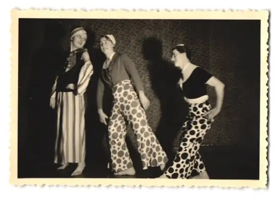 21 Fotografien H. Pogade, Berlin-Neukölln, Ausdruckstanz, Tanzgruppe / Tänzerinnen in verschiedenen Bühnenszenen 17