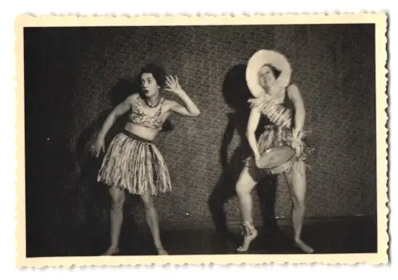 21 Fotografien H. Pogade, Berlin-Neukölln, Ausdruckstanz, Tanzgruppe / Tänzerinnen in verschiedenen Bühnenszenen 18