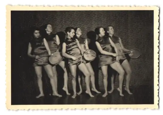 21 Fotografien H. Pogade, Berlin-Neukölln, Ausdruckstanz, Tanzgruppe / Tänzerinnen in verschiedenen Bühnenszenen 19