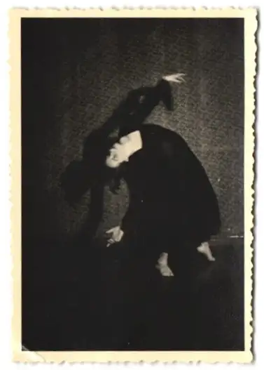 21 Fotografien H. Pogade, Berlin-Neukölln, Ausdruckstanz, Tanzgruppe / Tänzerinnen in verschiedenen Bühnenszenen 2