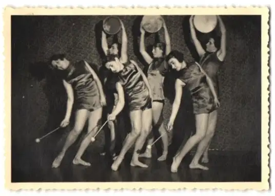 21 Fotografien H. Pogade, Berlin-Neukölln, Ausdruckstanz, Tanzgruppe / Tänzerinnen in verschiedenen Bühnenszenen 20