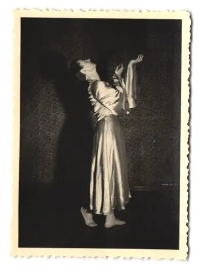 21 Fotografien H. Pogade, Berlin-Neukölln, Ausdruckstanz, Tanzgruppe / Tänzerinnen in verschiedenen Bühnenszenen 3