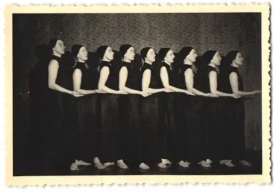 21 Fotografien H. Pogade, Berlin-Neukölln, Ausdruckstanz, Tanzgruppe / Tänzerinnen in verschiedenen Bühnenszenen 4