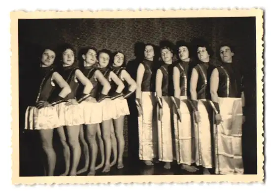 21 Fotografien H. Pogade, Berlin-Neukölln, Ausdruckstanz, Tanzgruppe / Tänzerinnen in verschiedenen Bühnenszenen 5