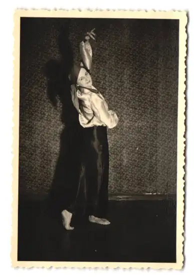 21 Fotografien H. Pogade, Berlin-Neukölln, Ausdruckstanz, Tanzgruppe / Tänzerinnen in verschiedenen Bühnenszenen 6