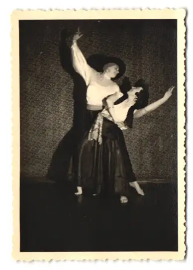 21 Fotografien H. Pogade, Berlin-Neukölln, Ausdruckstanz, Tanzgruppe / Tänzerinnen in verschiedenen Bühnenszenen 7