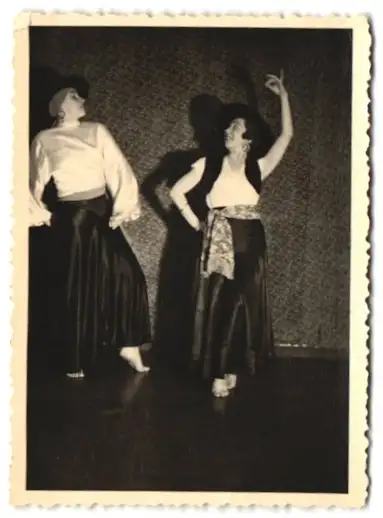 21 Fotografien H. Pogade, Berlin-Neukölln, Ausdruckstanz, Tanzgruppe / Tänzerinnen in verschiedenen Bühnenszenen 8