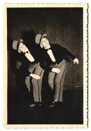 21 Fotografien H. Pogade, Berlin-Neukölln, Ausdruckstanz, Tanzgruppe / Tänzerinnen in verschiedenen Bühnenszenen 9