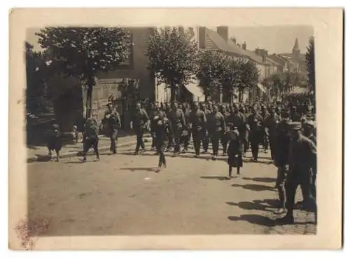 2 Fotografien 1.WK, Bulgarien, Bulgarische Soldaten beim Friedensmarsch 1918