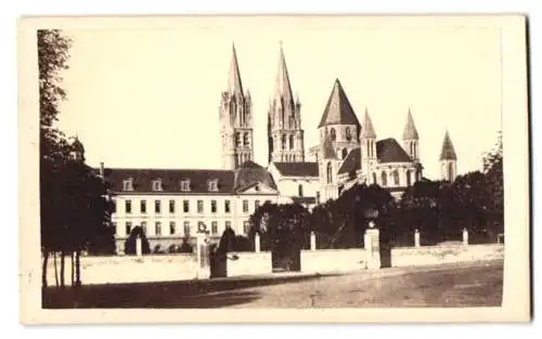 Fotografie unbekannter Fotograf, Ansicht Caen, Blick zur Kirche