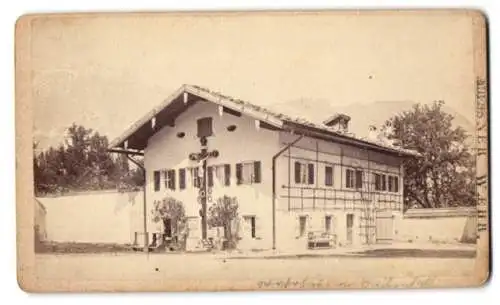 Fotografie F. Grainer, Reichenhall, Ansicht Reichenhall, Haus mit grossem Jesuskreuz an der Fassade