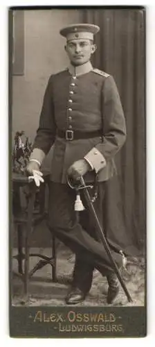 Fotografie Alex. Osswald, Ludwigsburg, Ein Soldat in Uniform mit Schwert