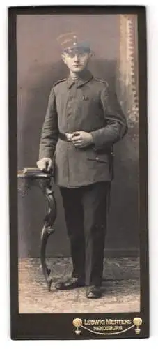 Fotografie Ludwig Mertens, Rendsburg, Am Gymnasium, Stehender junger Soldat in Militäruniform