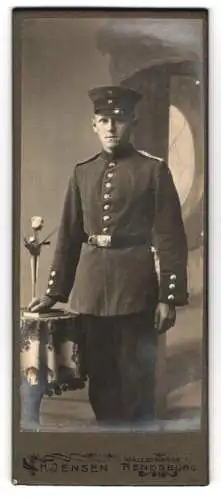 Fotografie H. Jensen, Rendsburg, Wallstrasse 1, Portrait eines Soldaten in Uniform