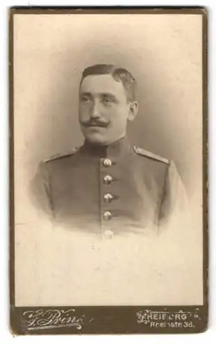 Fotografie G. Prinz, Freiburg i. B., Rheinstrasse 36, Porträt eines Soldaten in Uniform