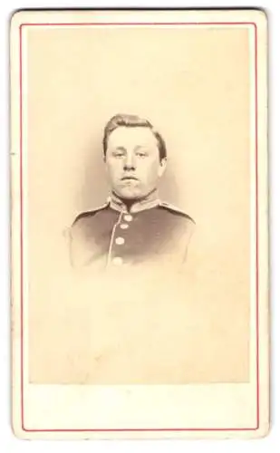 Fotografie L. et F. Caron, Amiens, Rue des 3 Cailloux 58, Portrait eines Soldaten in Uniform