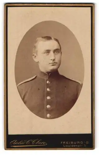 Fotografie Atelier C. Clara, Freiburg i. B., Louisenstr. 5, Porträt eines jungen Soldaten in Uniform