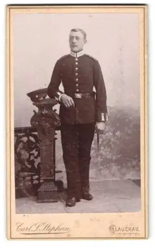 Fotografie Carl L. Stephan, Glauchau, Hoffnung 47, Ein Soldat in Uniform an einer Balustrade lehnend