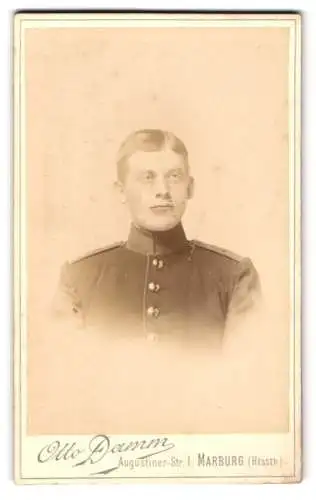 Fotografie Otto Damm, Marburg /Hessen, Augustiner-Str. 1, Porträt eines jungen Soldaten in Uniform