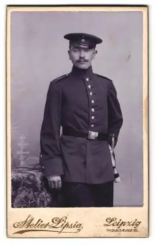 Fotografie Atelier Lipsia, Leipzig, Thomasring 15, Porträt eines Soldaten in Uniform