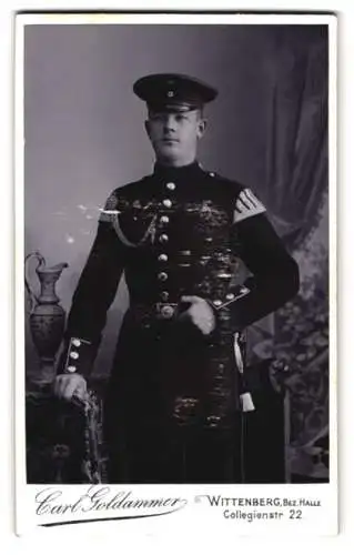 Fotografie Carl Goldammer, Wittenberg, Collegienstr. 22, Porträt eines Soldaten in Uniform