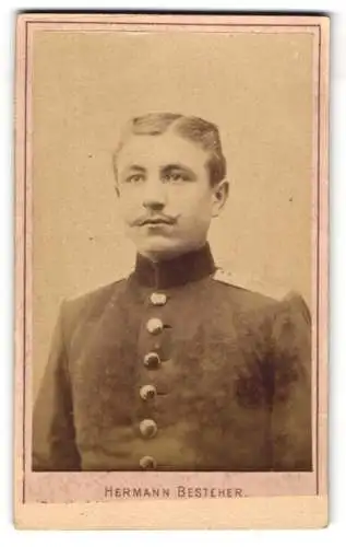 Fotografie Hermann Besteher, Berlin, Markgrafen-Strasse 83, Porträt eines Soldaten in Uniform