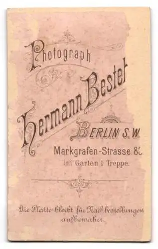 Fotografie Hermann Besteher, Berlin, Markgrafen-Strasse 83, Porträt eines Soldaten in Uniform