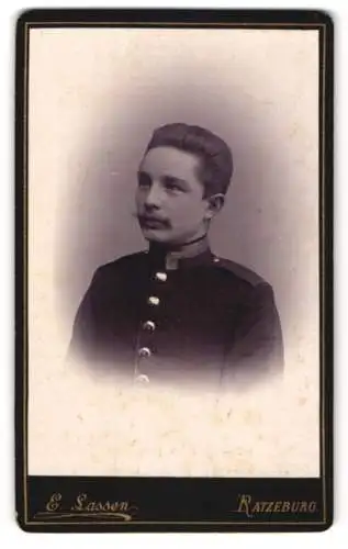 Fotografie E. Lassen, Ratzeburg, Am Markt, Porträt eines jungen Soldaten in Uniform