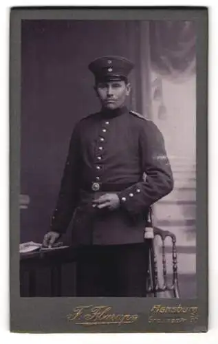 Fotografie F. Flarup, Flensburg, Grossestr. 75, Porträt eines Soldaten in Uniform