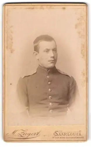 Fotografie M. Ziegert, Saarlouis, Porträt eines jungen Soldaten in Uniform