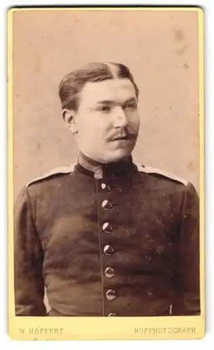 Fotografie W. Höffert, Dresden, See-Str. 10, Porträt eines jungen Soldaten in Uniform