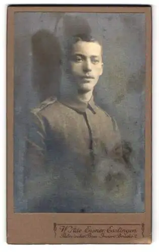 Fotografie W. Ade-Eisner, Esslingen, Innere Brücke 2, Porträt eines jungen Soldaten in Uniform