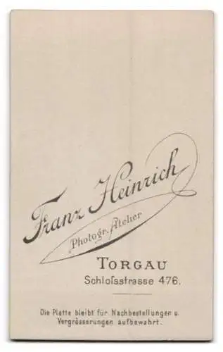 Fotografie Franz Heinrich, Torgau, Schlossstrasse 476, Soldat in Uniform neben einem Tisch mit Blumenvase