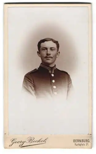 Fotografie Georg Beckel, Bernburg, Karlsplatz 31, Porträt eines Soldaten in Uniform