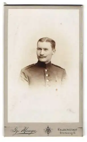 Fotografie Jg. Menge, Halberstadt, Breiteweg 15, Porträt eines Soldaten in Uniform