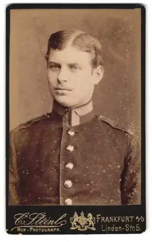 Fotografie C. Steinl, Frankfurt a. O., Linden-Str. 5, Brustbild eines Soldaten in Uniform