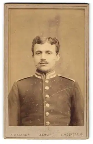 Fotografie A. Walther, Berlin, Lindenstr. 16, Portrait eines Soldaten in Uniform