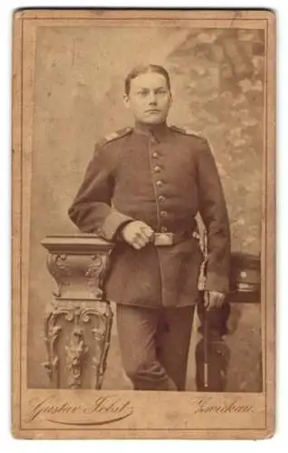 Fotografie Gustav Jobst, Zwickau, Schneebergerstr. 20, Junger Soldat in Uniform