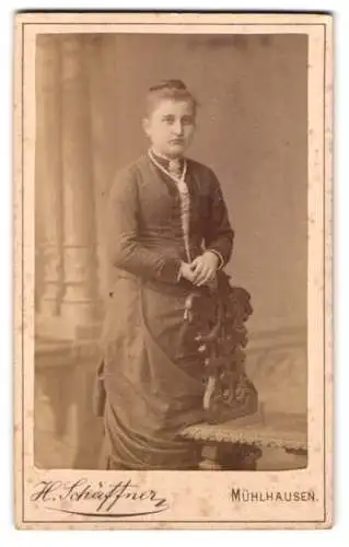 Fotografie H. Schäffner, Mühlhausen i. Thür., Neben Weymars Felsenkeller, Portrait einer jungen Frau