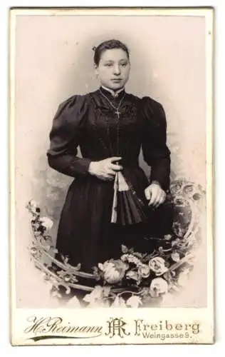 Fotografie H. Reimann, Freiberg, Weingasse 9, Frau mit Fächer und Blumendekor