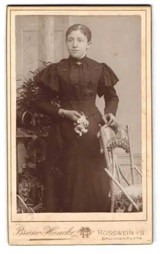 Fotografie Bruno Hancke, Rosswein i. S., Brücken Platz, Elegante Dame in dunklem Kleid mit Blumenstrauss