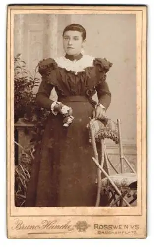 Fotografie Bruno Hancke, Rosswein i. S., Brückenplatz, Frau mit Blumenstrauss