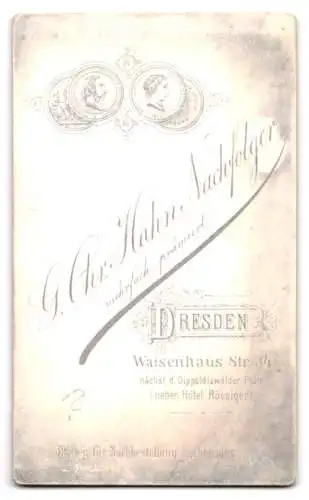 Fotografie G. Chr. Hahn Nachf., Dresden, Waisenhaus Str. 34, Dame in elegantem Kleid mit Fächer