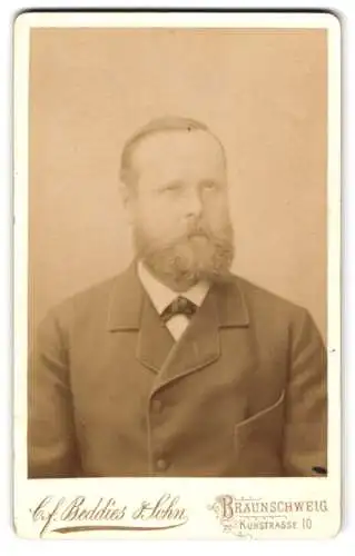 Fotografie C. F. Beddies und Sohn, Braunschweig, Kuhstrasse 10, Portrait eines Mannes mit Bart